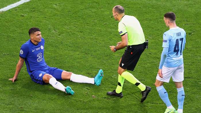 Chelsea defender Thiago Silva limps off injured in Champions League final